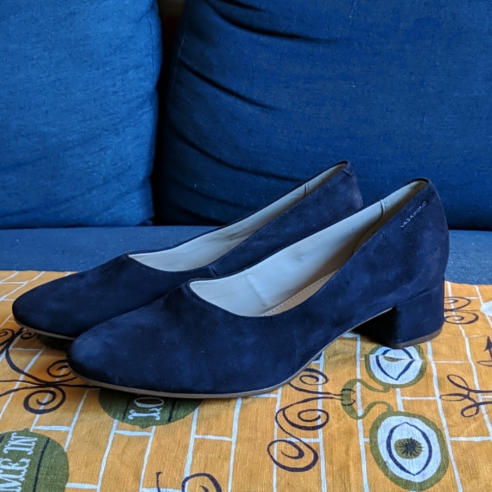 Vagabond brand navy blue suede low heel shoes